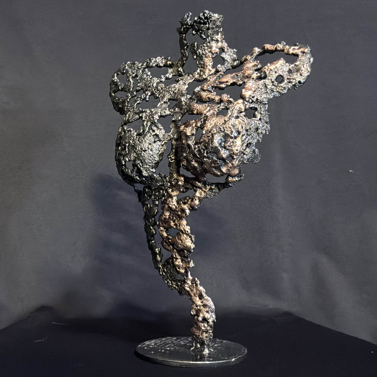 Profil droit de Les Signes de Demain, buste féminin en dentelle de métal aux reflets bronze et à la silhouette sculpturale.