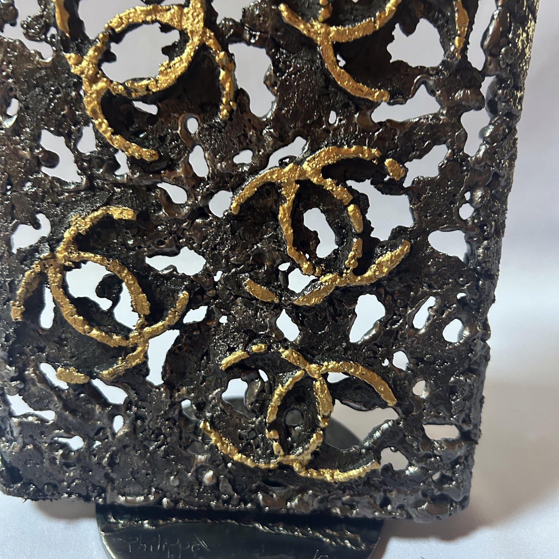 Sculpture de Philippe Buil représentant l'iconique flacon de parfum Chanel n°5 en dentelle de métal et dorure or.