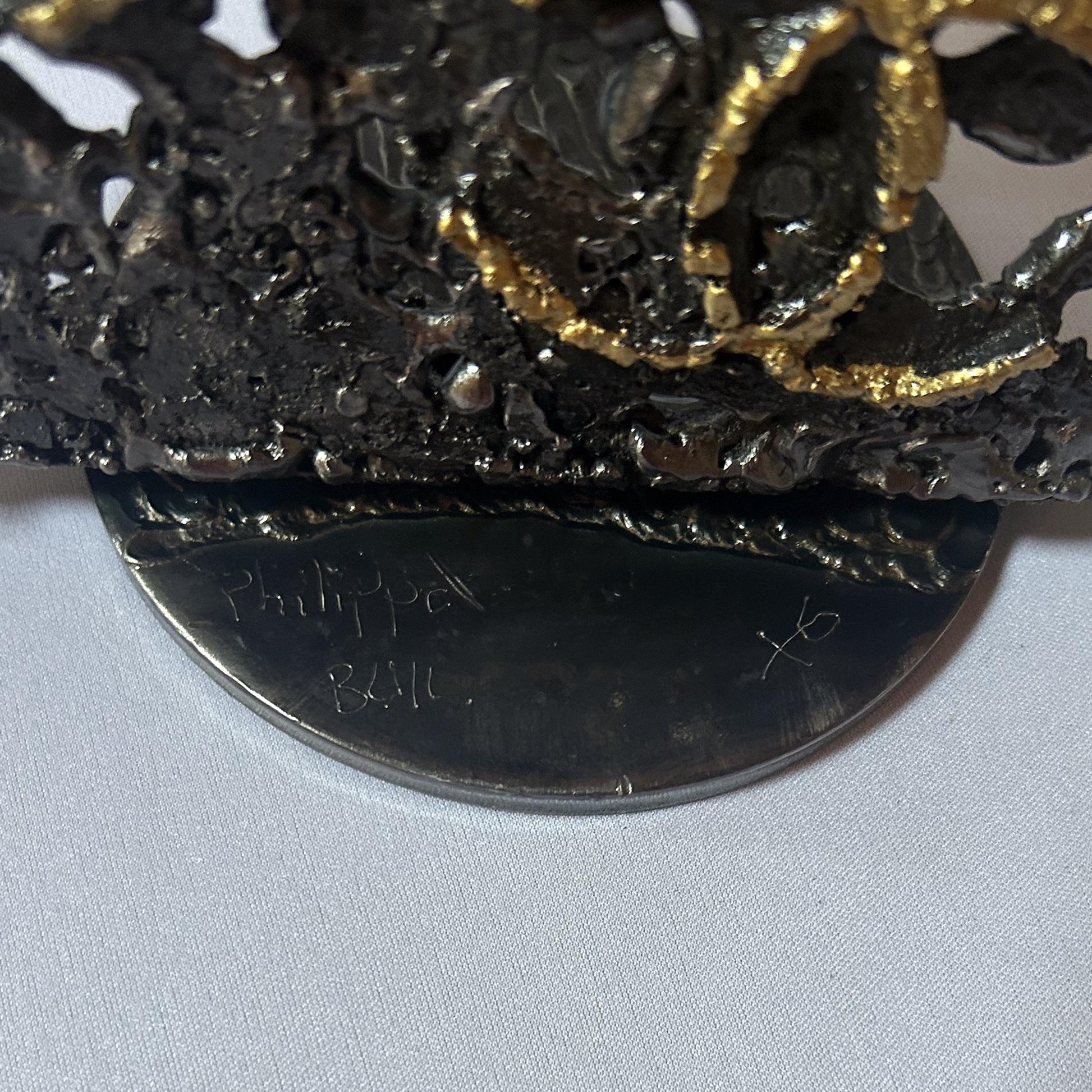 Sculpture de Philippe Buil représentant l'iconique flacon de parfum Chanel n°5 en dentelle de métal et dorure or.