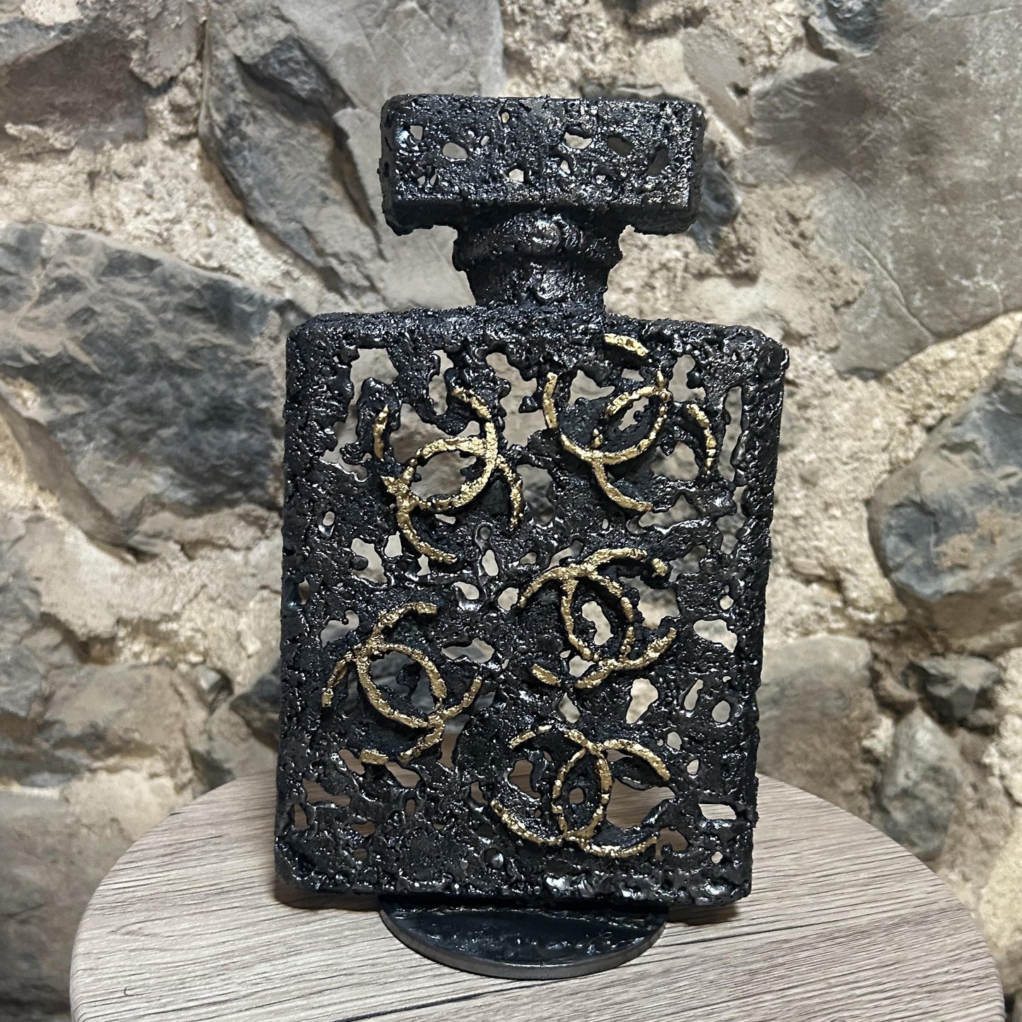 Sculpture de Philippe Buil représentant l'iconique flacon de parfum Chanel n°5 en dentelle de métal et dorure or.