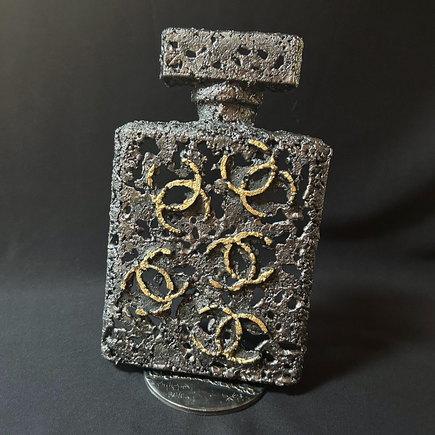 Sculpture de Philippe Buil représentant l'iconique flacon de parfum Chanel n°5 en dentelle de métal et dorure or.