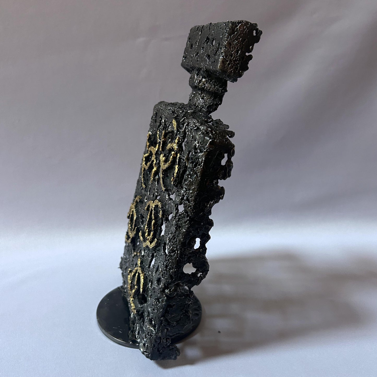 Sculpture de Philippe Buil représentant l'iconique flacon de parfum Chanel n°5 en dentelle de métal et dorure or.