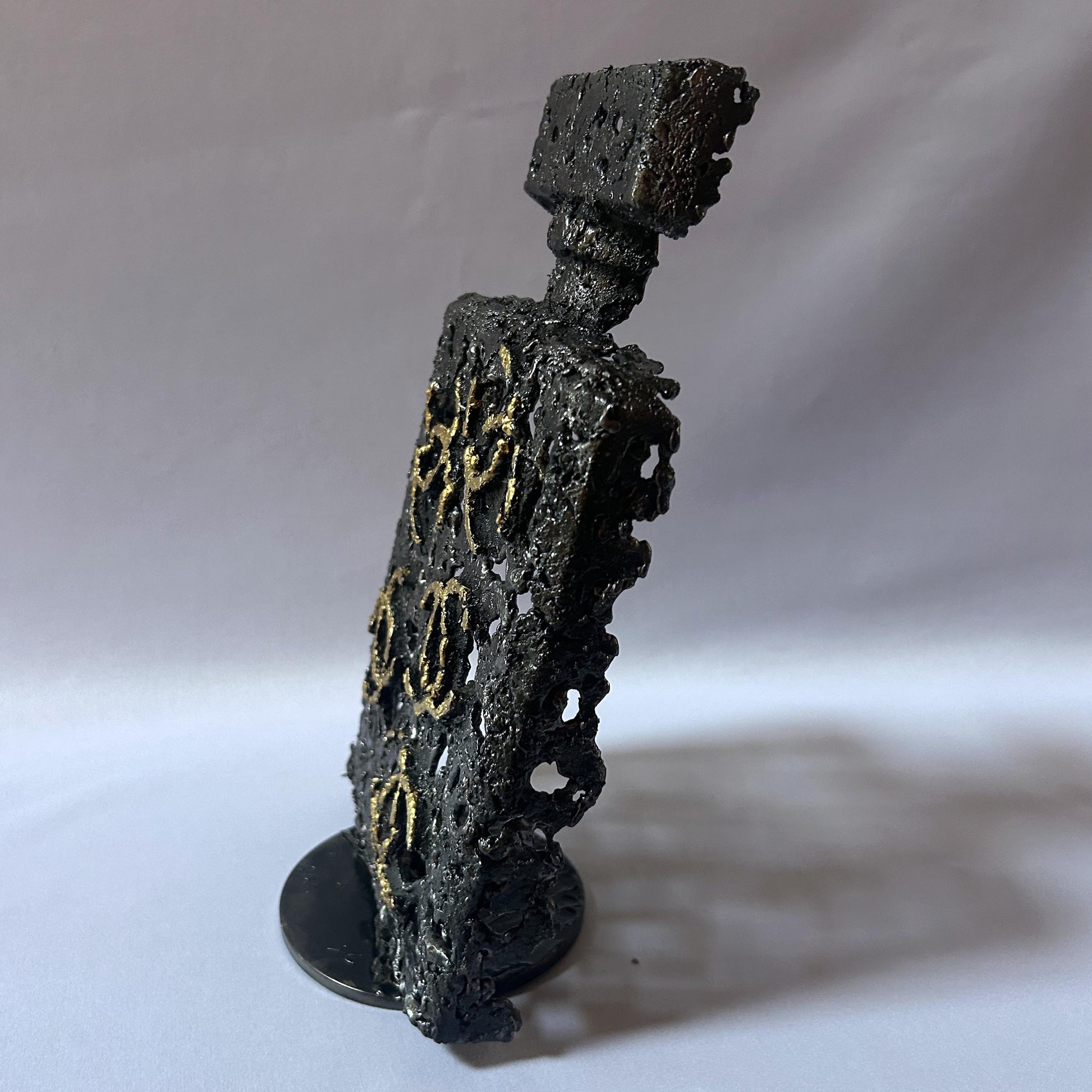 Sculpture de Philippe Buil représentant l'iconique flacon de parfum Chanel n°5 en dentelle de métal et dorure or.