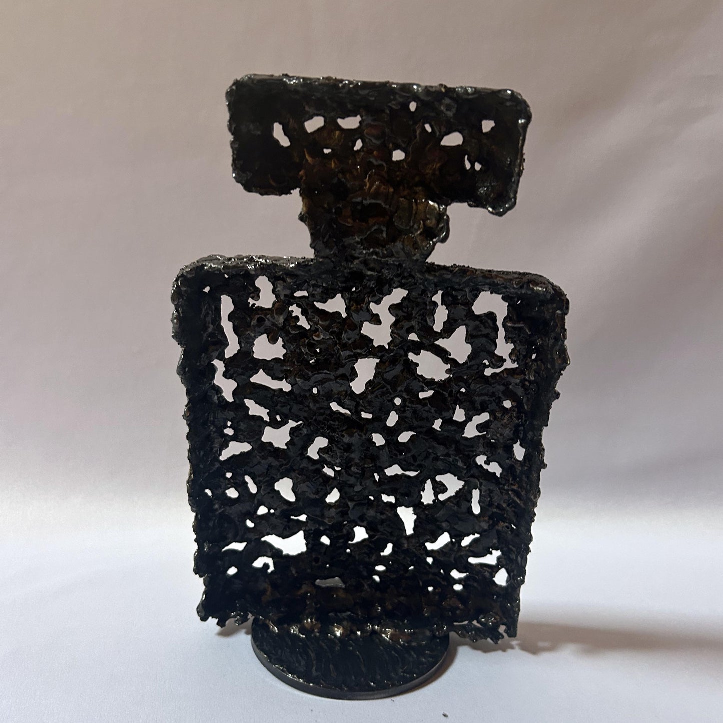 Sculpture de Philippe Buil représentant l'iconique flacon de parfum Chanel n°5 en dentelle de métal et dorure or.