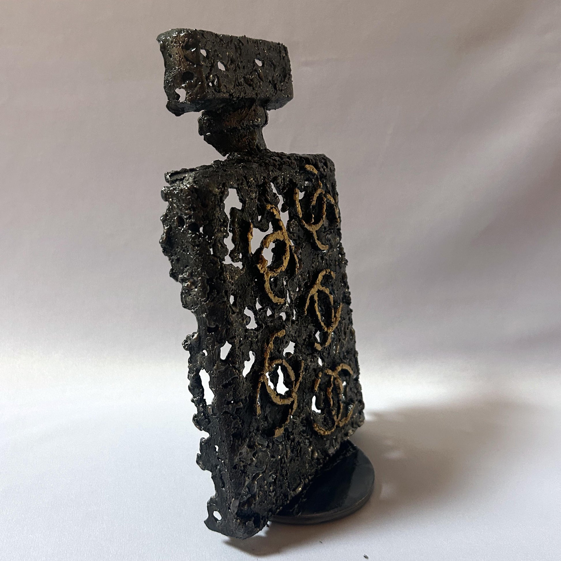 Sculpture de Philippe Buil représentant l'iconique flacon de parfum Chanel n°5 en dentelle de métal et dorure or.