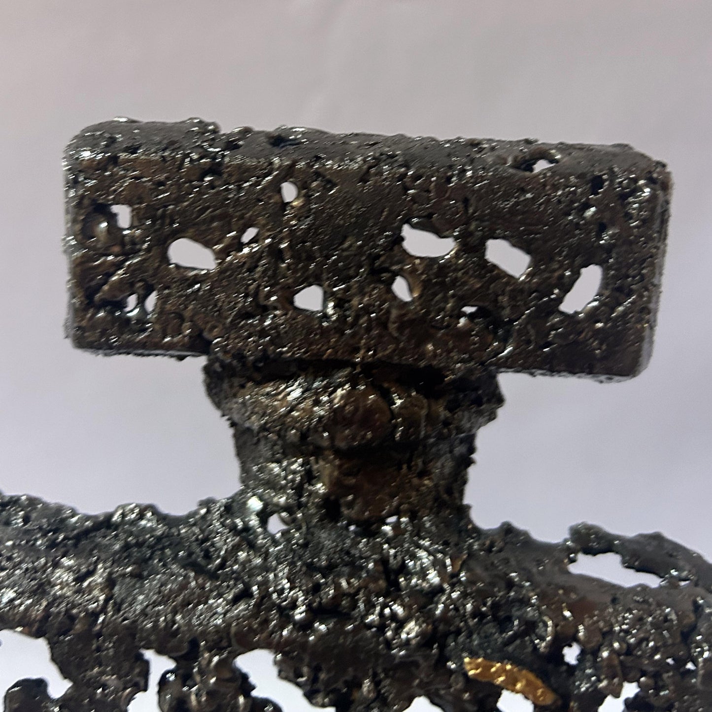 Sculpture de Philippe Buil représentant l'iconique flacon de parfum Chanel n°5 en dentelle de métal et dorure or.