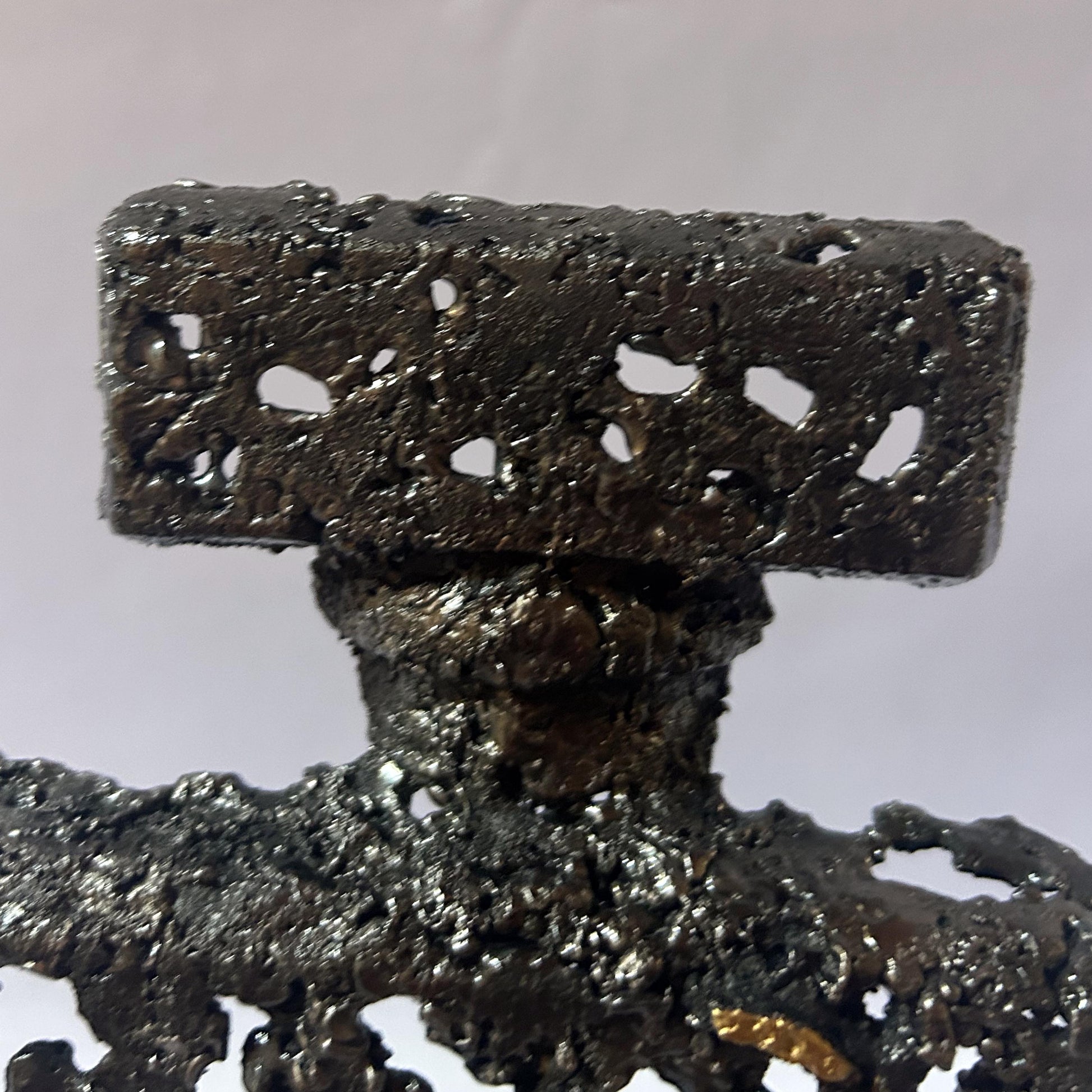 Sculpture de Philippe Buil représentant l'iconique flacon de parfum Chanel n°5 en dentelle de métal et dorure or.