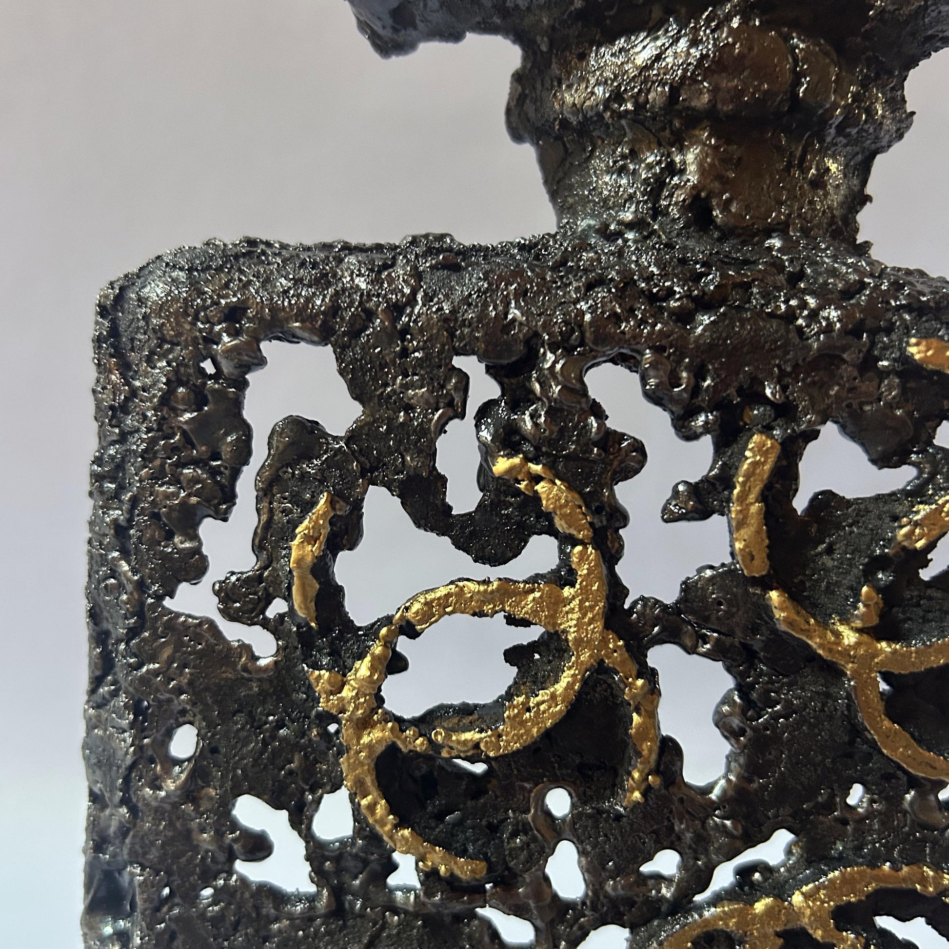 Sculpture de Philippe Buil représentant l'iconique flacon de parfum Chanel n°5 en dentelle de métal et dorure or.