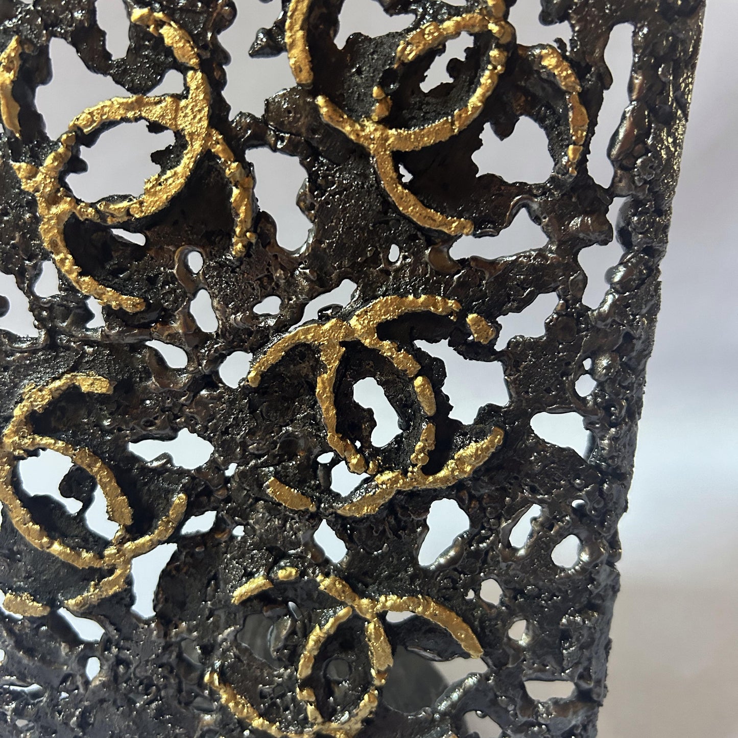 Sculpture de Philippe Buil représentant l'iconique flacon de parfum Chanel n°5 en dentelle de métal et dorure or.