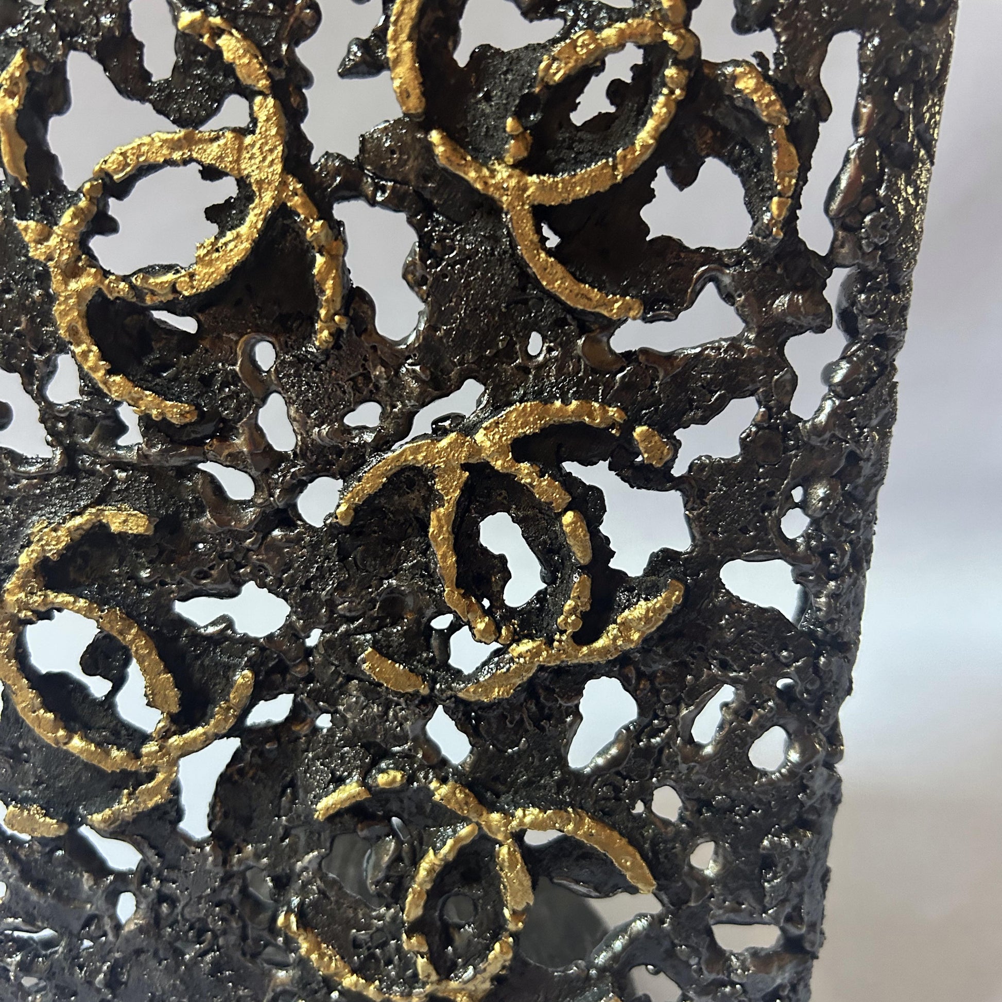 Sculpture de Philippe Buil représentant l'iconique flacon de parfum Chanel n°5 en dentelle de métal et dorure or.