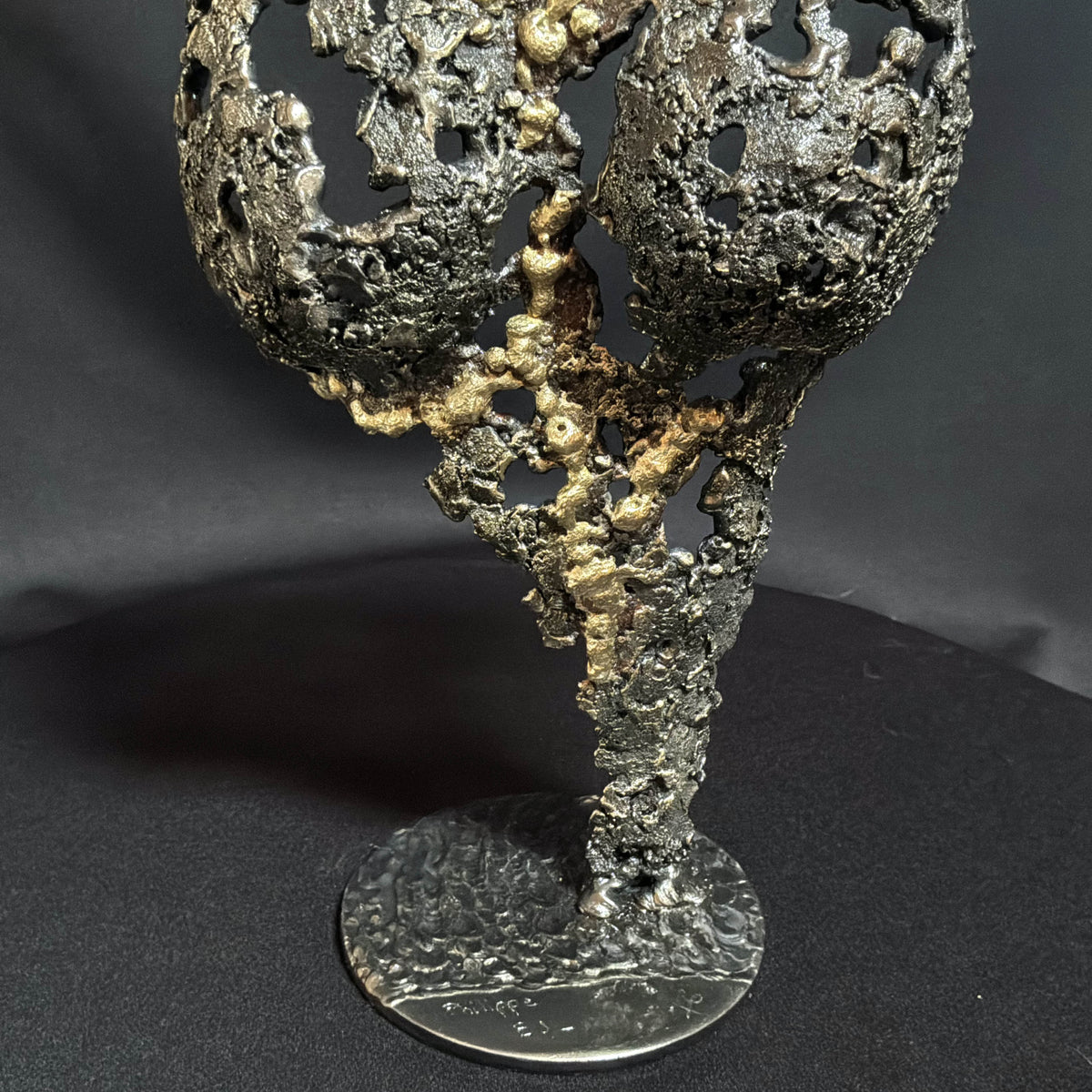Détail de la dentelle de métal de Le Souffle du Jour, sculpture en métal aux lignes organiques entrelacées.
