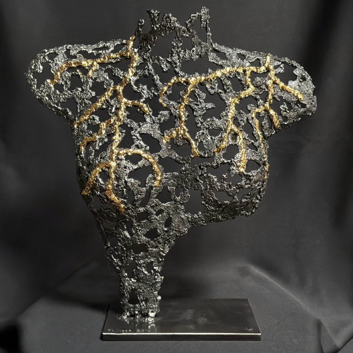 Belisama L’Alchimie intérieure, buste de femme à taille réelle en dentelle de métal d’acier avec finition dorée