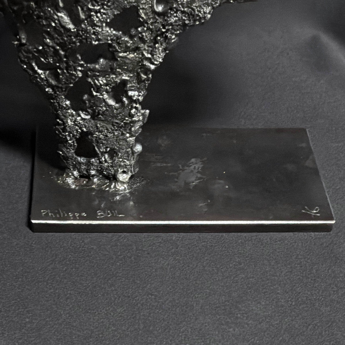 Socle de la sculpture Belisama L’Alchimie intérieure avec signature de l’artiste