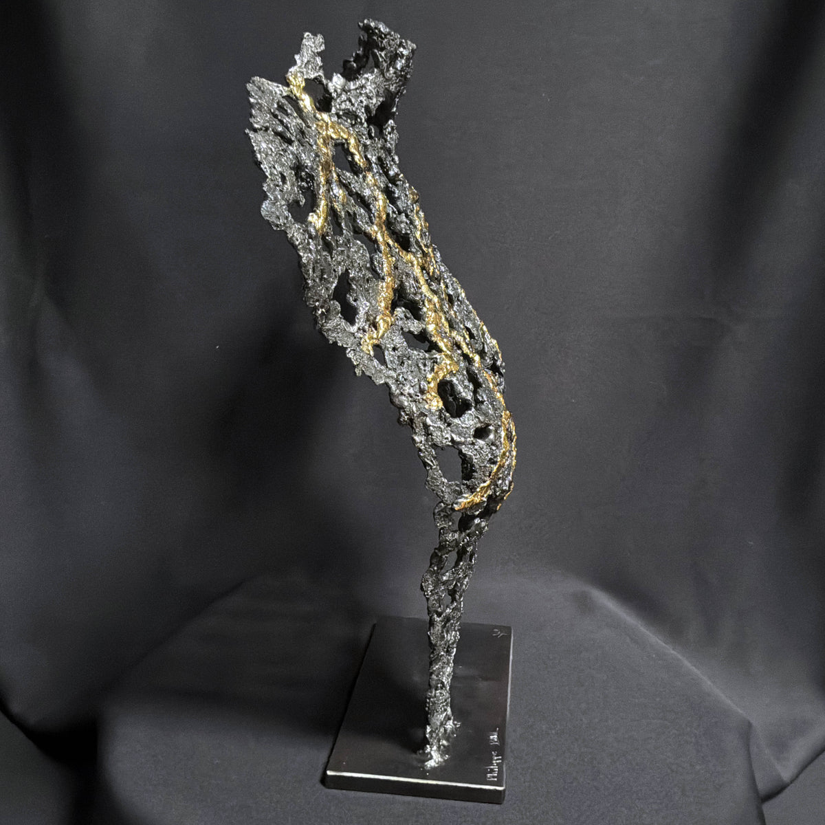 Belisama L’Alchimie intérieure, sculpture contemporaine de femme en acier sombre et lignes dorées
