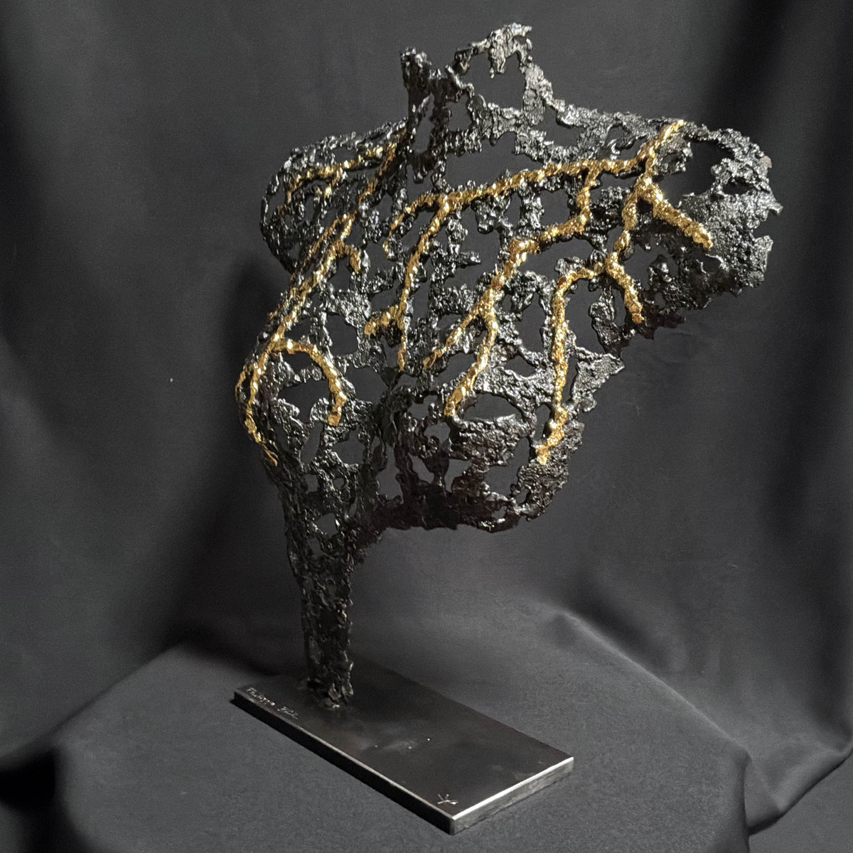 Vue de profil gauche du buste de femme Belisama L’Alchimie intérieure en dentelle d’acier