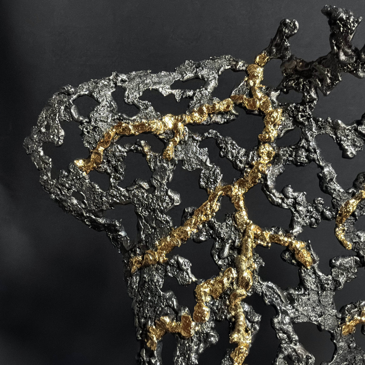 Détail de la dentelle d’acier de Belisama L’Alchimie intérieure et de ses ouvertures ajourées