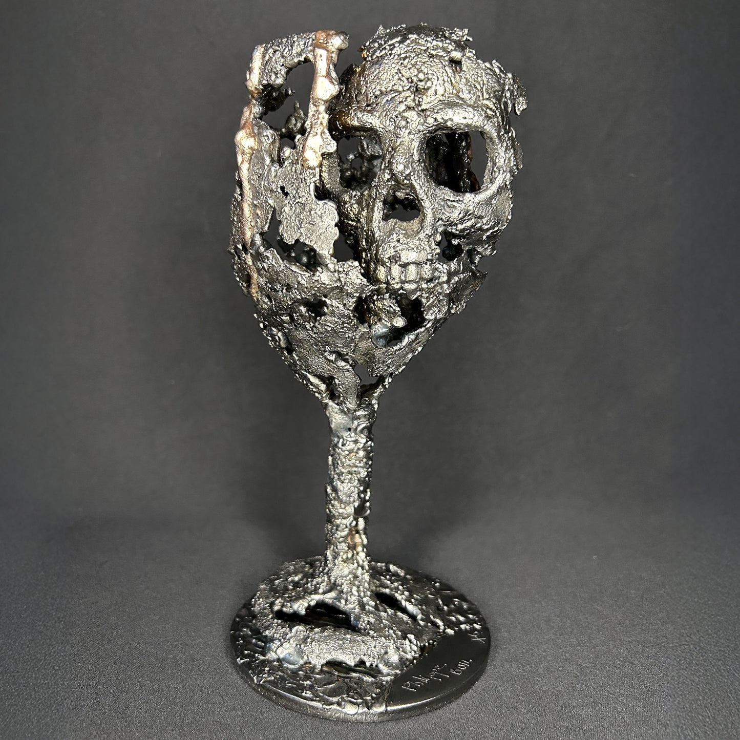 sculpture Le Calice du Silence Philippe Buil tête de mort métal