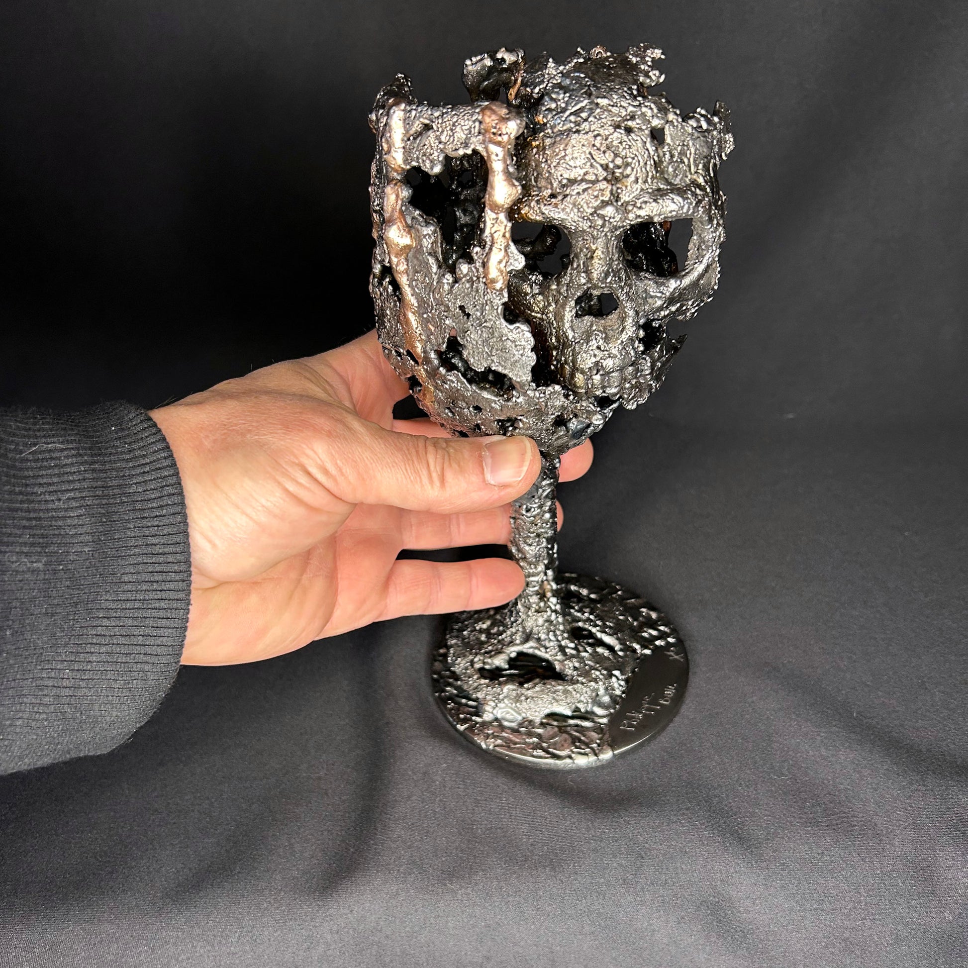 sculpture Le Calice du Silence Philippe Buil tête de mort métal