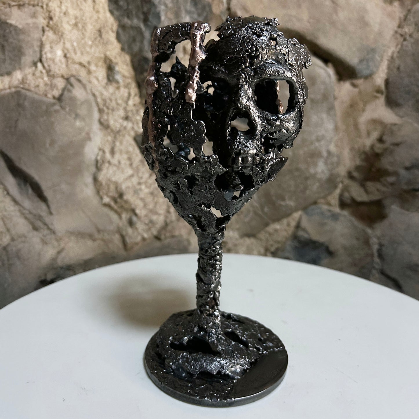 sculpture Le Calice du Silence Philippe Buil tête de mort métal