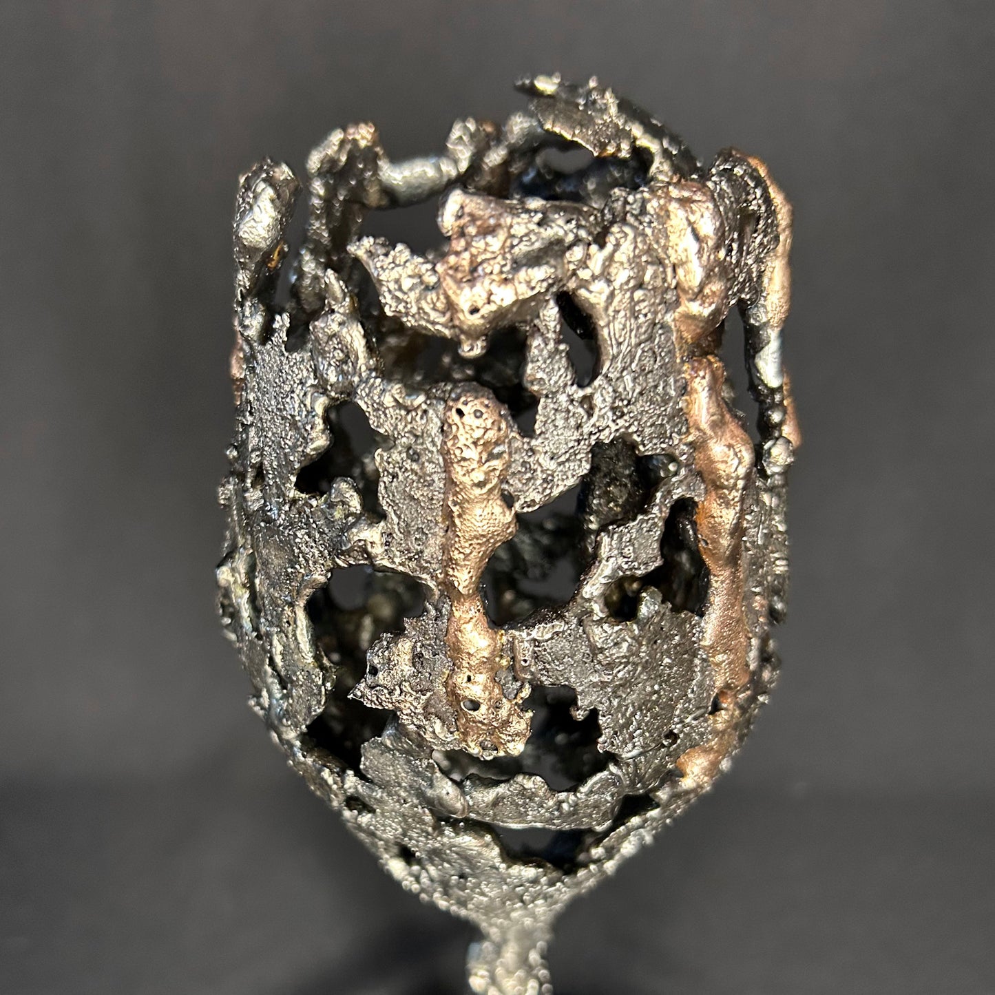 sculpture Le Calice du Silence Philippe Buil tête de mort métal