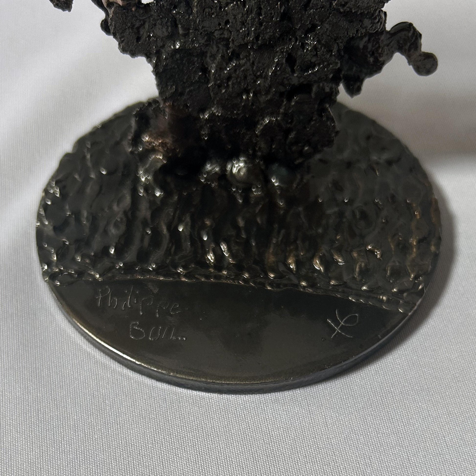 Cette sculpture de Philippe Buil, inspirée par Fernand Léger présente une composition abstraite et aérée, évoquant des figures spectrales ou des formes humanoïdes stylisées.
