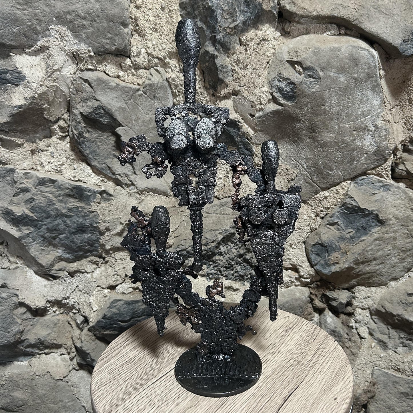 Cette sculpture de Philippe Buil, inspirée par Fernand Léger présente une composition abstraite et aérée, évoquant des figures spectrales ou des formes humanoïdes stylisées.
