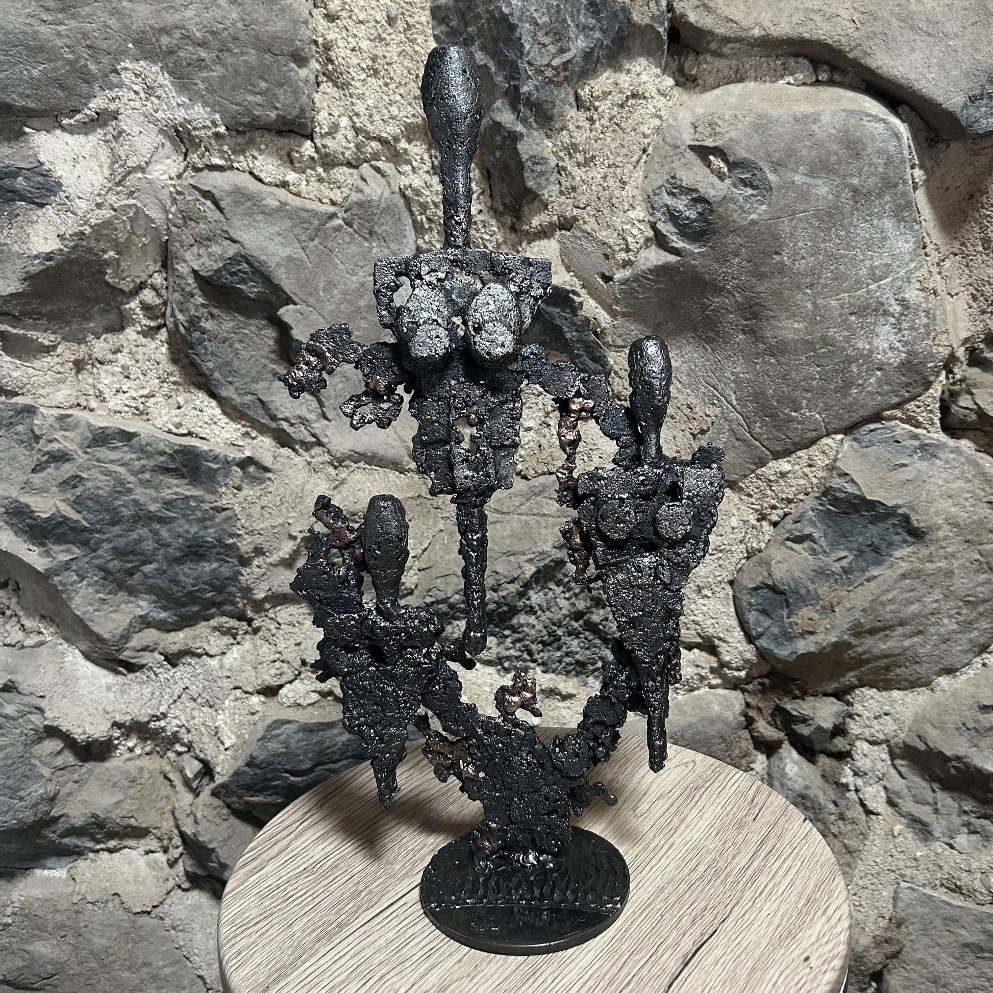 Cette sculpture de Philippe Buil, inspirée par Fernand Léger présente une composition abstraite et aérée, évoquant des figures spectrales ou des formes humanoïdes stylisées.
