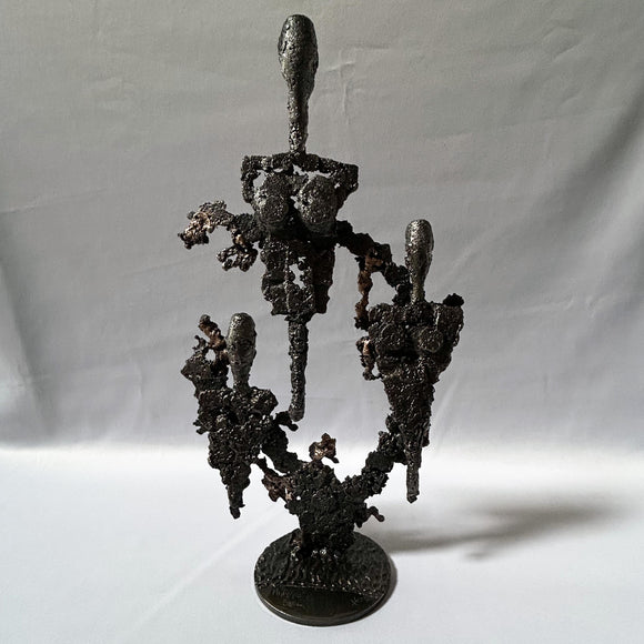 Cette sculpture de Philippe Buil, inspirée par Fernand Léger présente une composition abstraite et aérée, évoquant des figures spectrales ou des formes humanoïdes stylisées.
