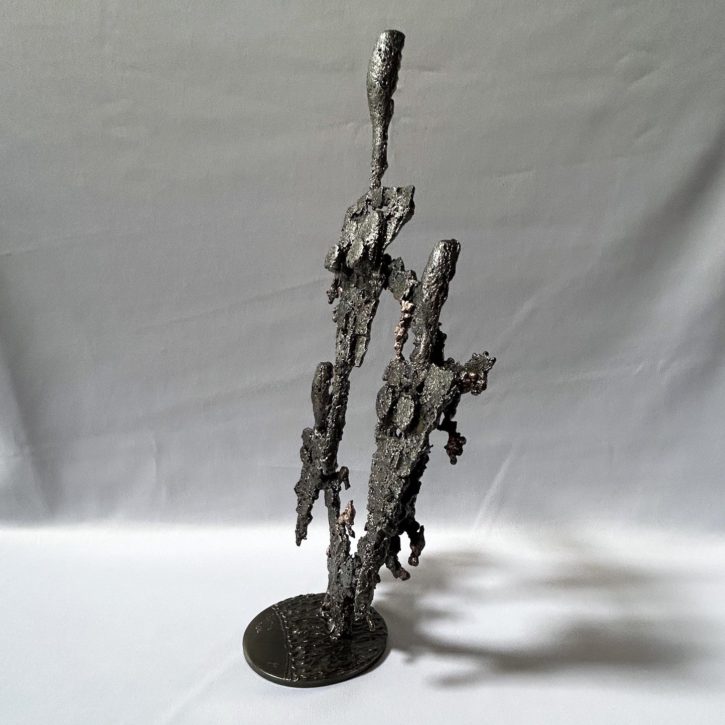 Cette sculpture de Philippe Buil, inspirée par Fernand Léger présente une composition abstraite et aérée, évoquant des figures spectrales ou des formes humanoïdes stylisées.
