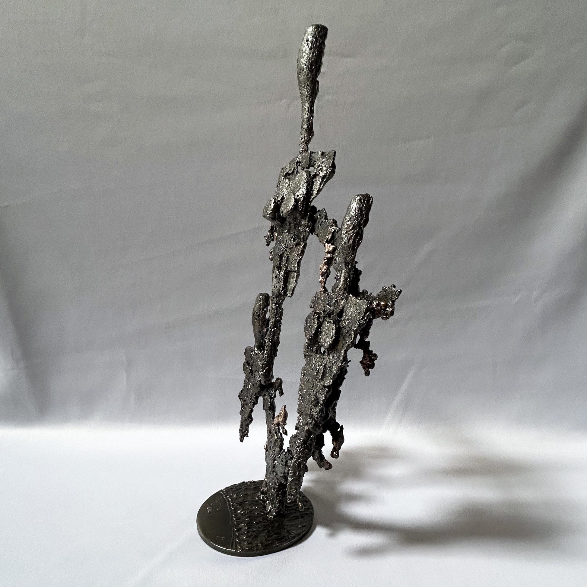 Cette sculpture de Philippe Buil, inspirée par Fernand Léger présente une composition abstraite et aérée, évoquant des figures spectrales ou des formes humanoïdes stylisées.
