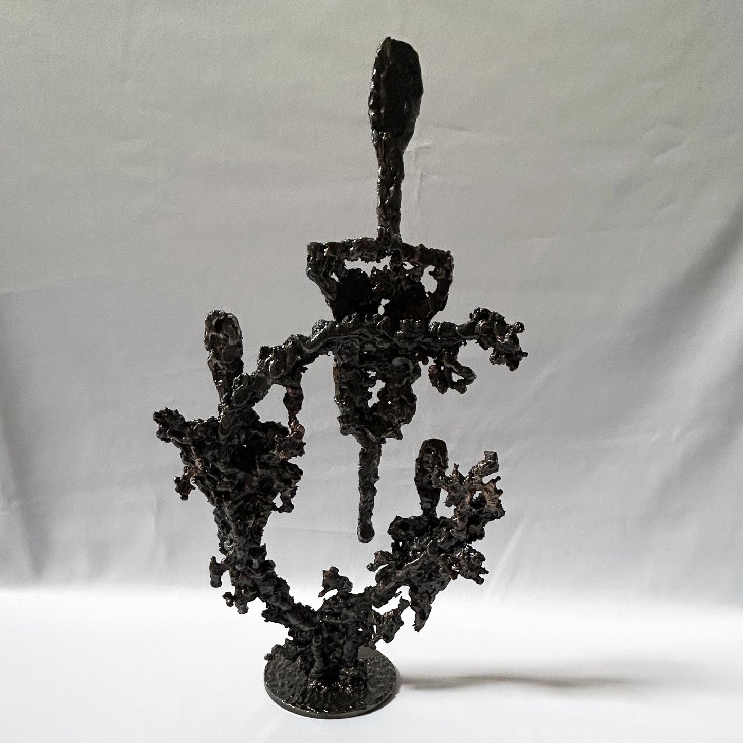 Cette sculpture de Philippe Buil, inspirée par Fernand Léger présente une composition abstraite et aérée, évoquant des figures spectrales ou des formes humanoïdes stylisées.
