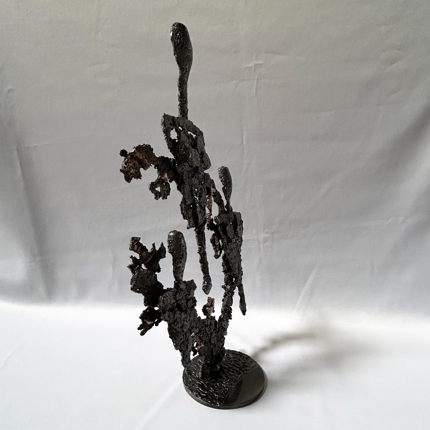 Cette sculpture de Philippe Buil, inspirée par Fernand Léger présente une composition abstraite et aérée, évoquant des figures spectrales ou des formes humanoïdes stylisées.
