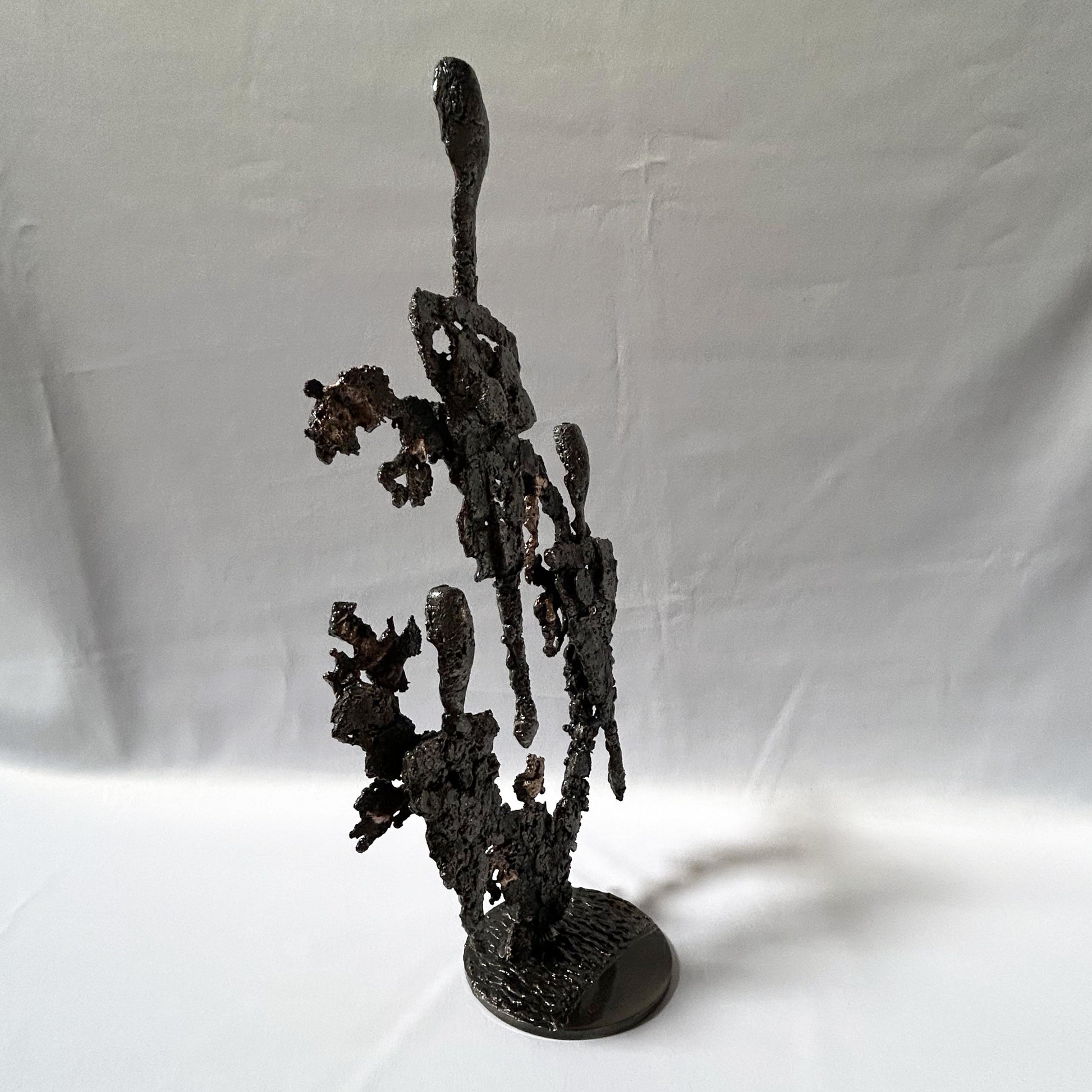 Cette sculpture de Philippe Buil, inspirée par Fernand Léger présente une composition abstraite et aérée, évoquant des figures spectrales ou des formes humanoïdes stylisées.
