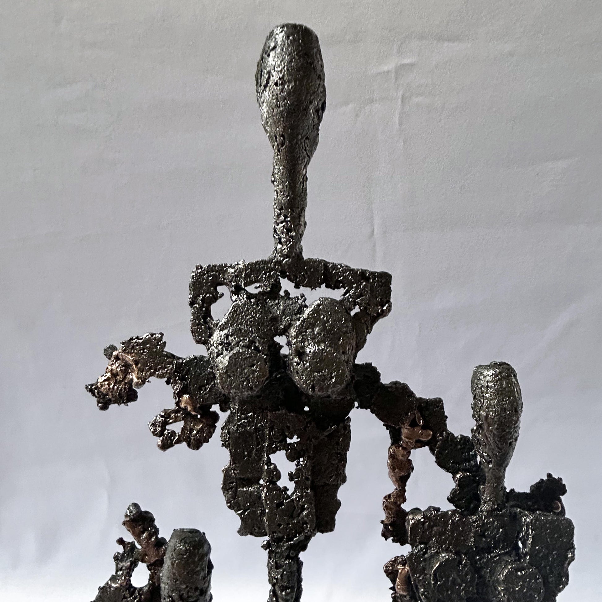 Cette sculpture de Philippe Buil, inspirée par Fernand Léger présente une composition abstraite et aérée, évoquant des figures spectrales ou des formes humanoïdes stylisées.
