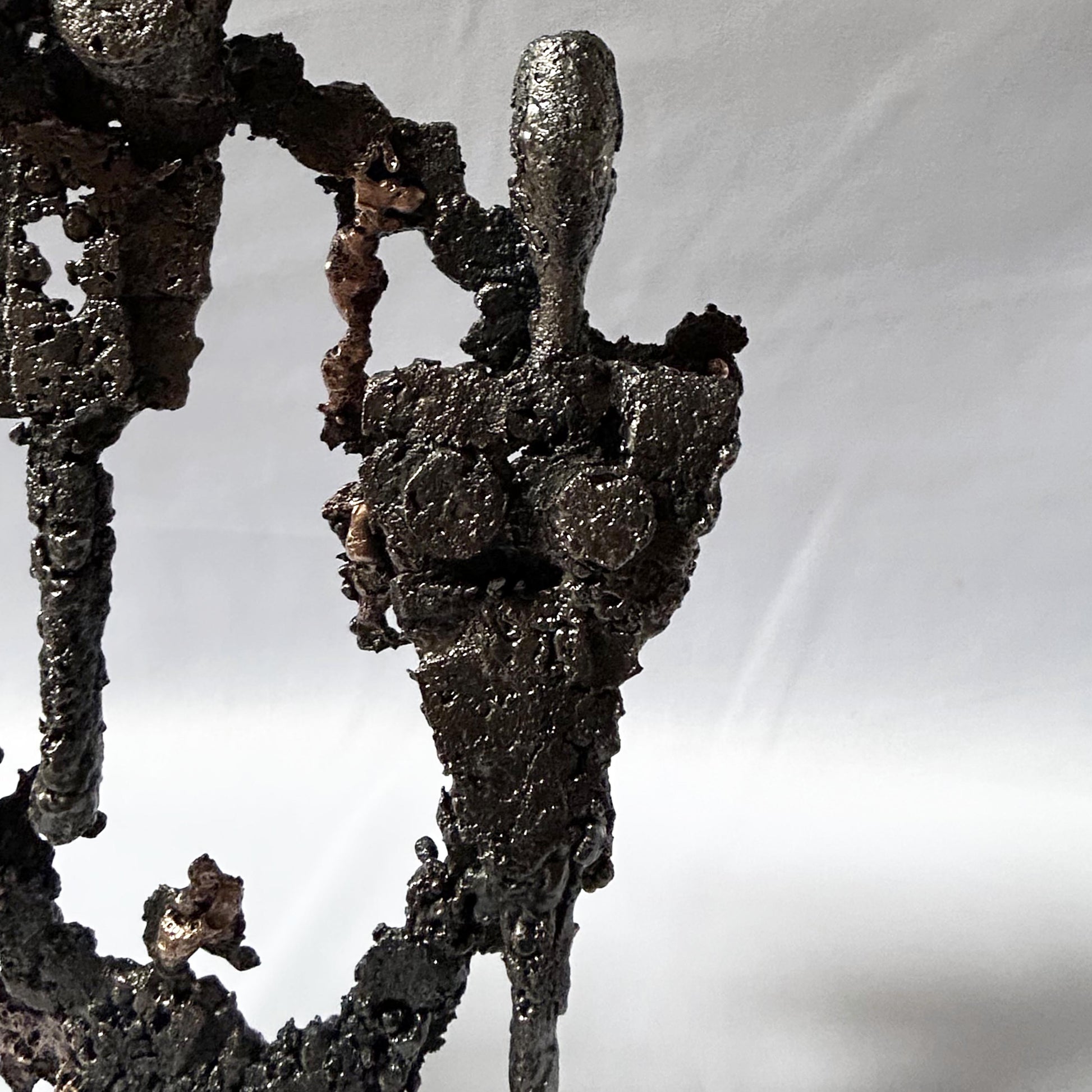 Cette sculpture de Philippe Buil, inspirée par Fernand Léger présente une composition abstraite et aérée, évoquant des figures spectrales ou des formes humanoïdes stylisées.
