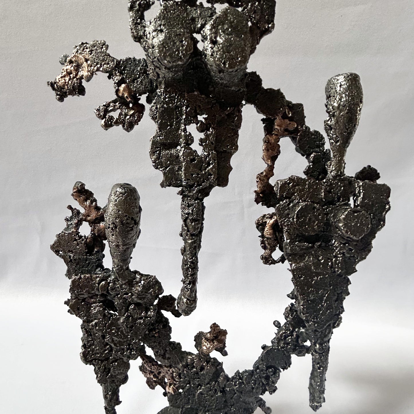 Cette sculpture de Philippe Buil, inspirée par Fernand Léger présente une composition abstraite et aérée, évoquant des figures spectrales ou des formes humanoïdes stylisées.
