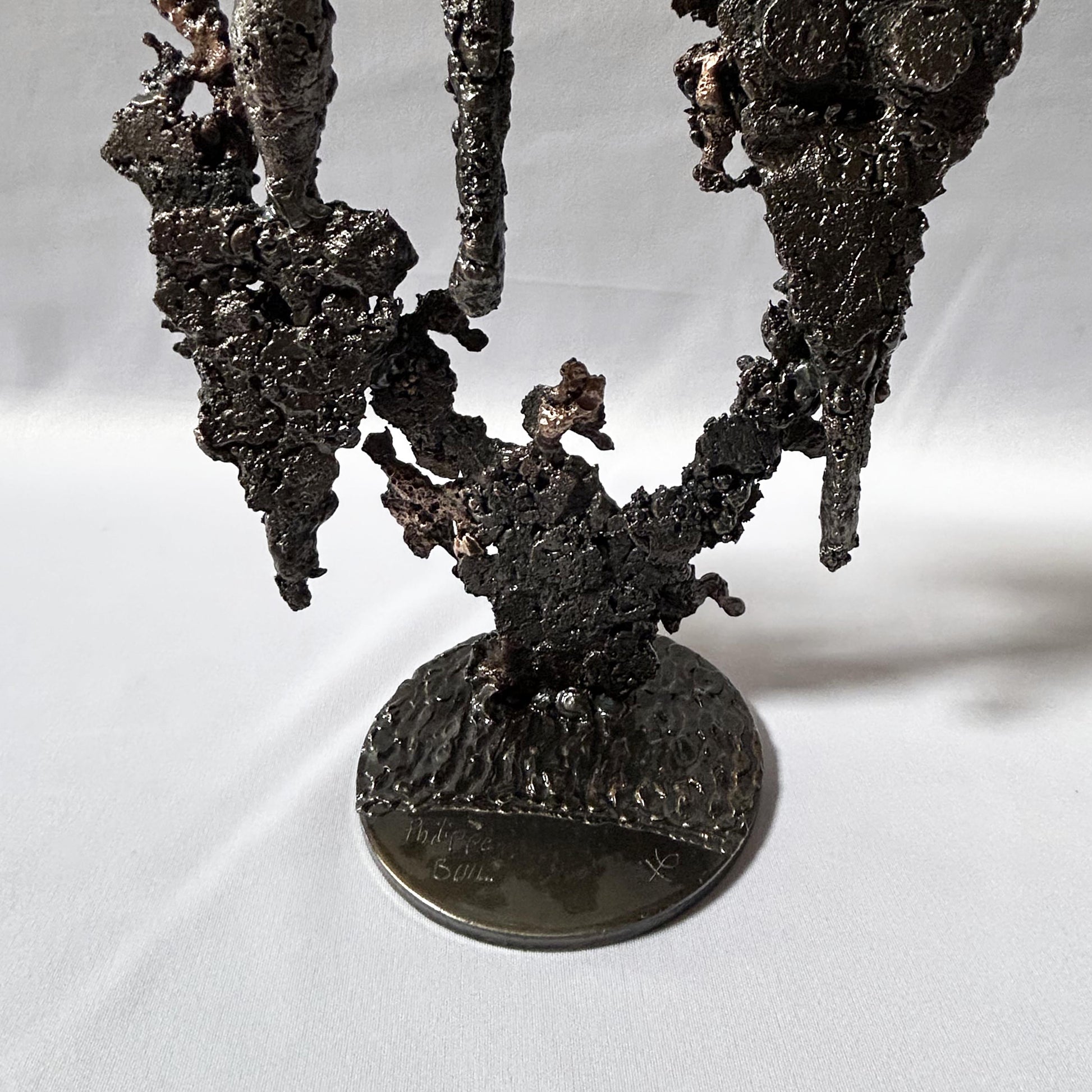 Cette sculpture de Philippe Buil, inspirée par Fernand Léger présente une composition abstraite et aérée, évoquant des figures spectrales ou des formes humanoïdes stylisées.
