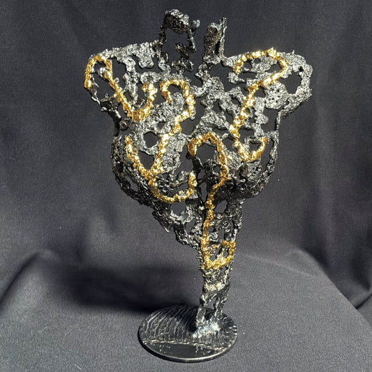 Pavarti l’Enluminée, buste de femme en dentelle de métal d’acier aux arabesques dorées, vue de face