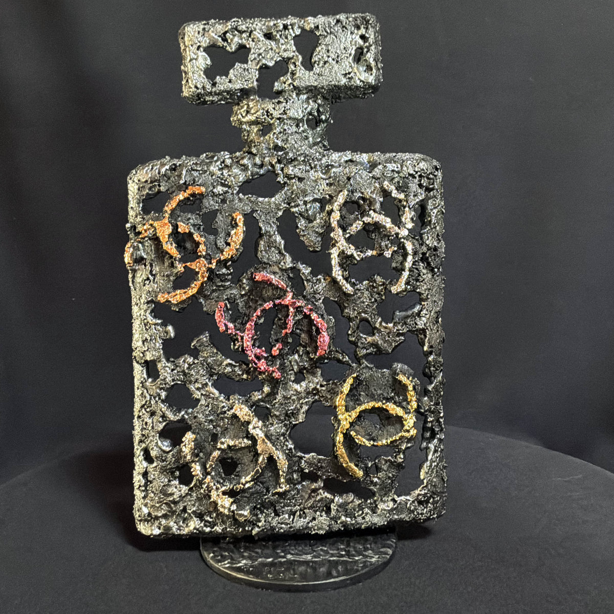 Sculpture Chanel N°5 L’Essence d’une Icône en dentelle d’acier avec cinq logos métallisés