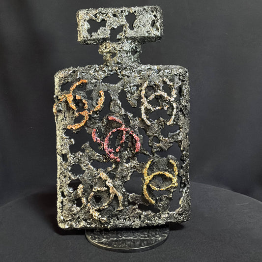 Sculpture Chanel N°5 L’Essence d’une Icône en dentelle d’acier avec cinq logos métallisés