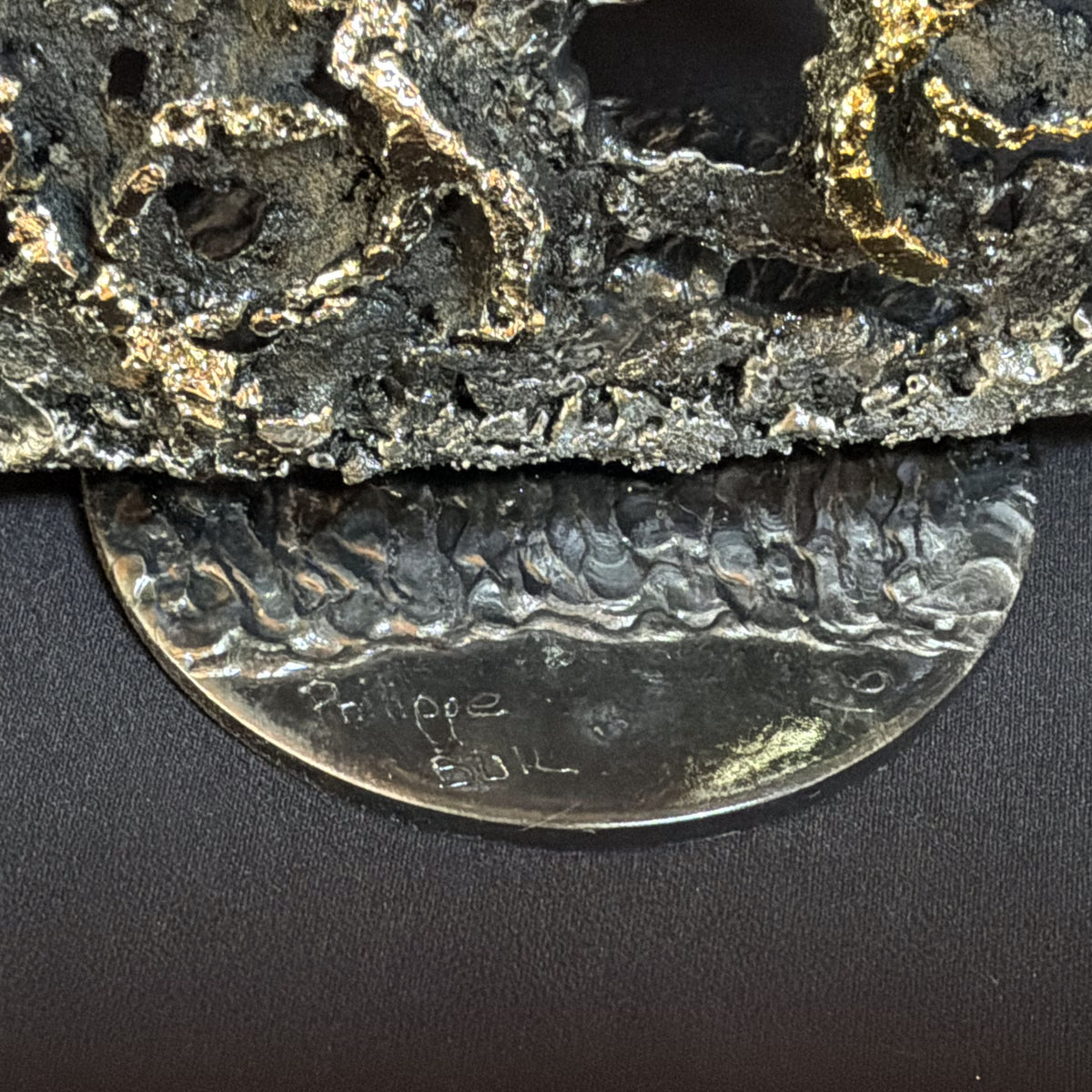 Socle de L’Essence d’une Icône avec la signature de l'artiste Philippe Buil
