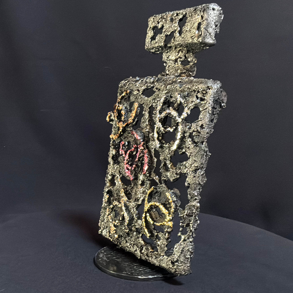 Profil de la sculpture contemporaine Chanel N°5 et de ses détails en dentelle de métal
