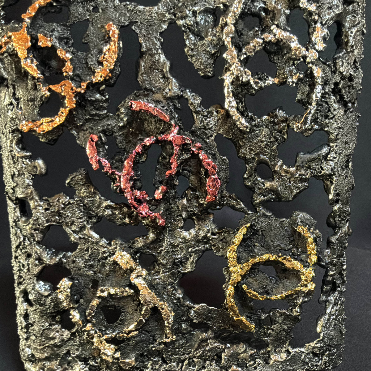 Finition métallisée cuivrée, rosée et dorée d'un logo sur la sculpture Chanel N°5 de Philippe Buil