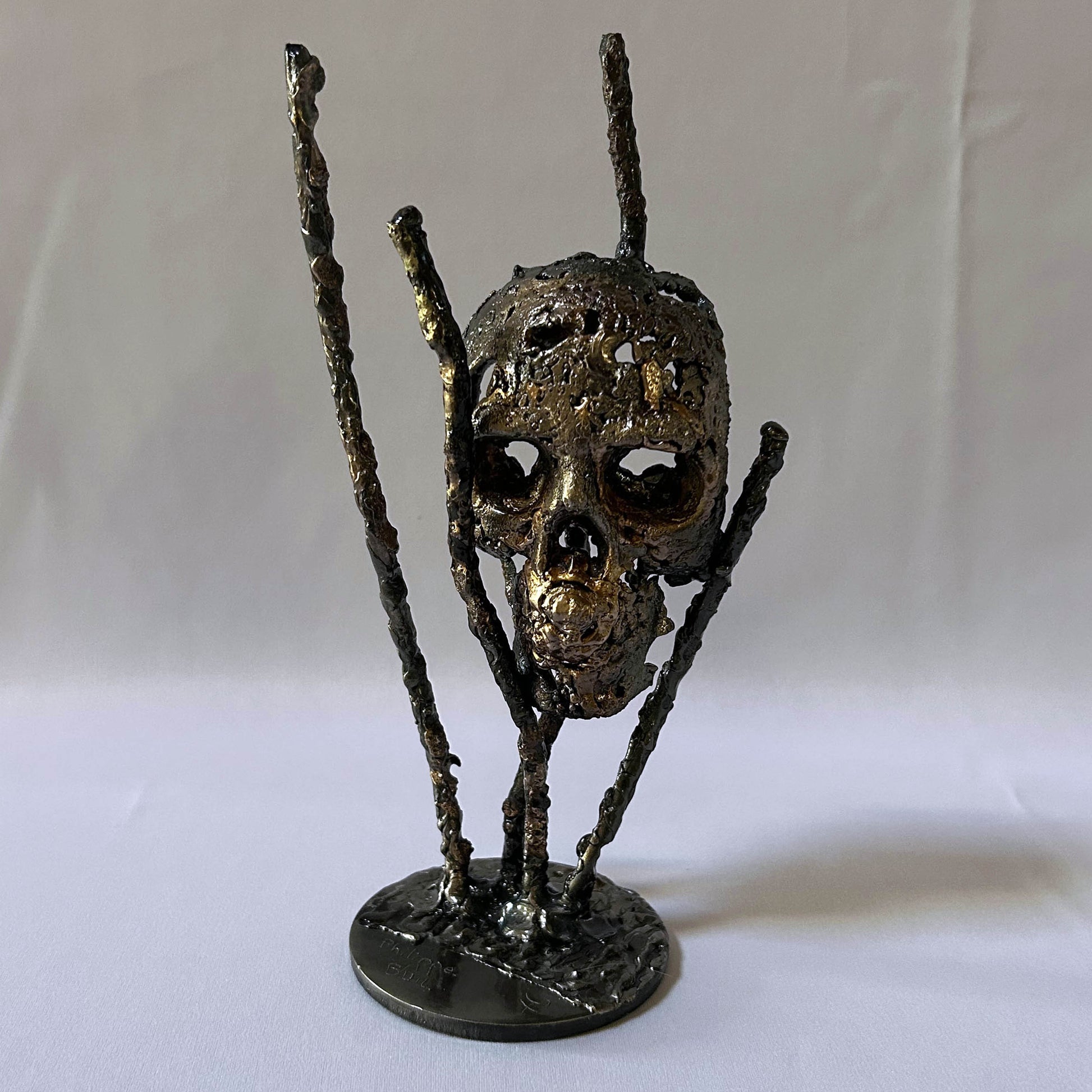 Vanité contemporaine de Philippe Buil : Sculpture tête de mort en dentelle de métal acier et Bronze