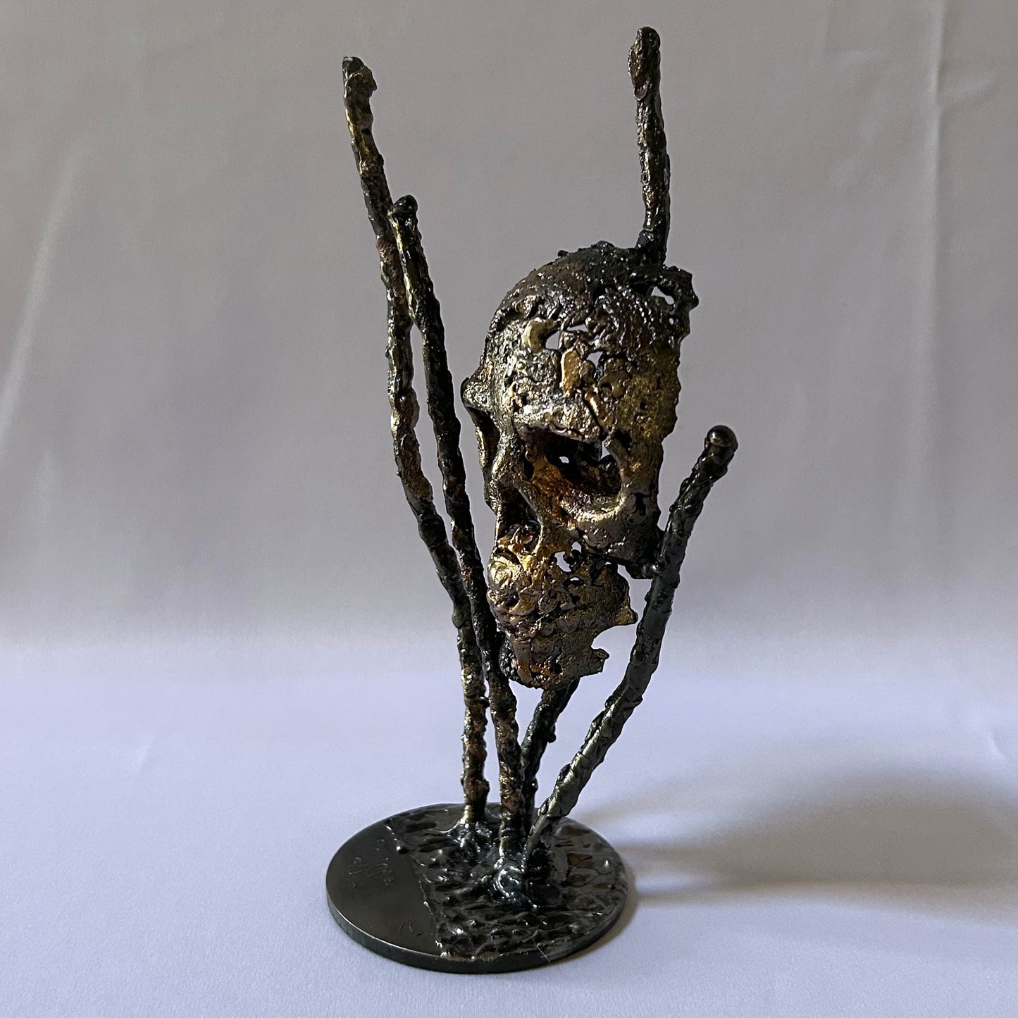 Vanité contemporaine de Philippe Buil : Sculpture tête de mort en dentelle de métal acier et Bronze