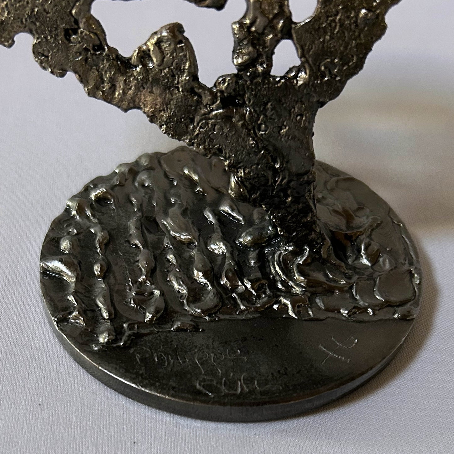 Sculpture de Philippe Buil représentant un coeur réalisée en dentelle de métal : acier et bronze