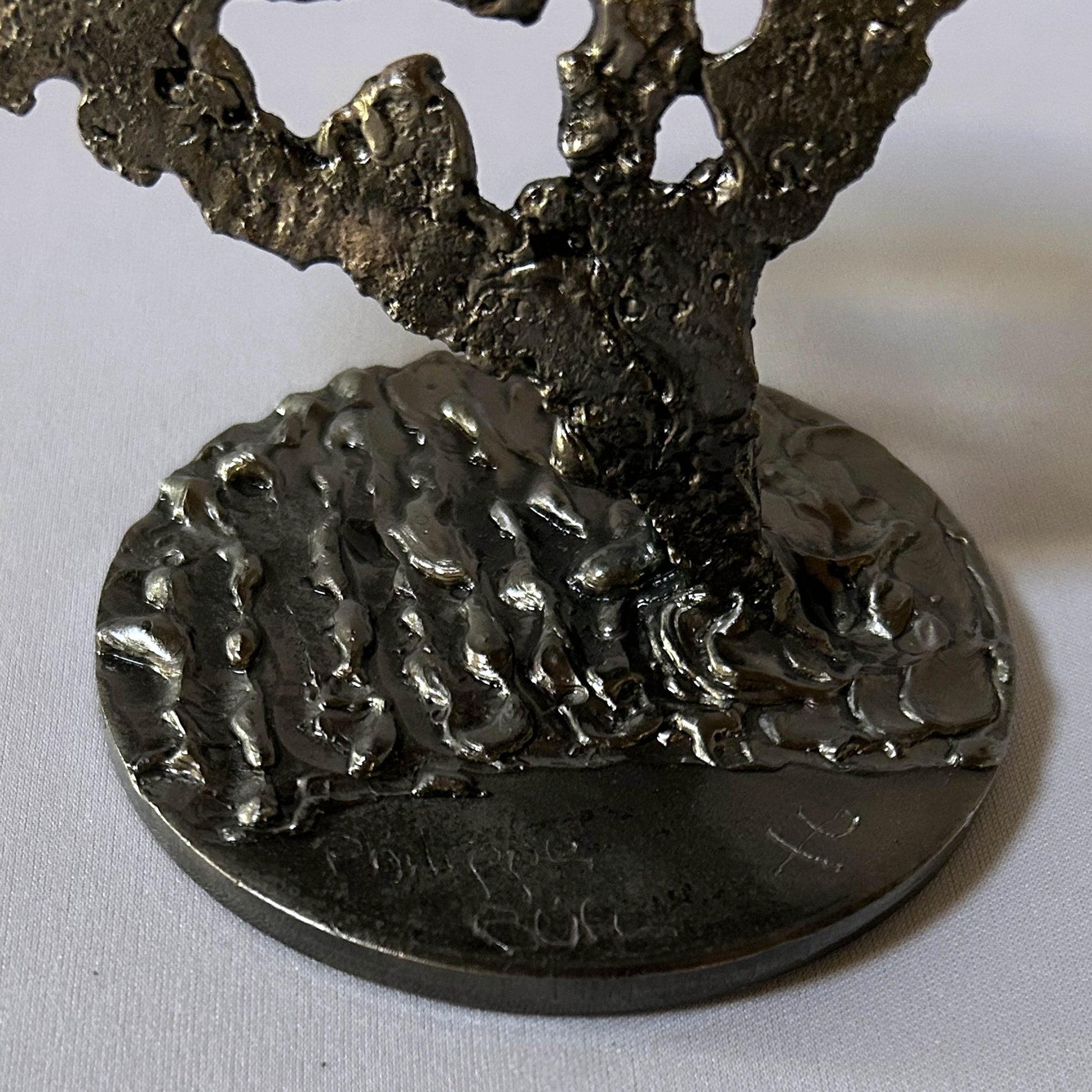 Sculpture de Philippe Buil représentant un coeur réalisée en dentelle de métal : acier et bronze