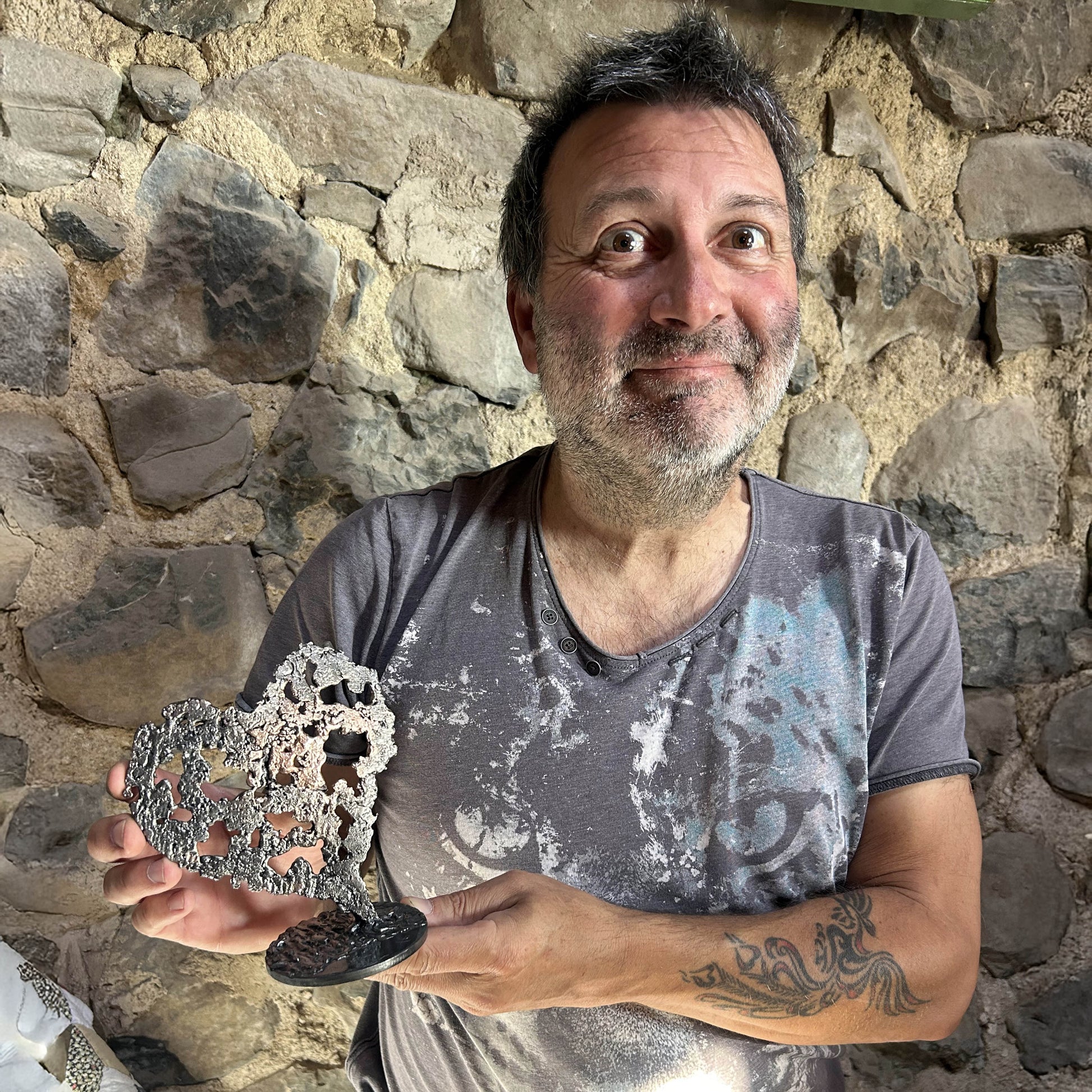 Sculpture de Philippe Buil représentant un coeur réalisée en dentelle de métal : acier et bronze