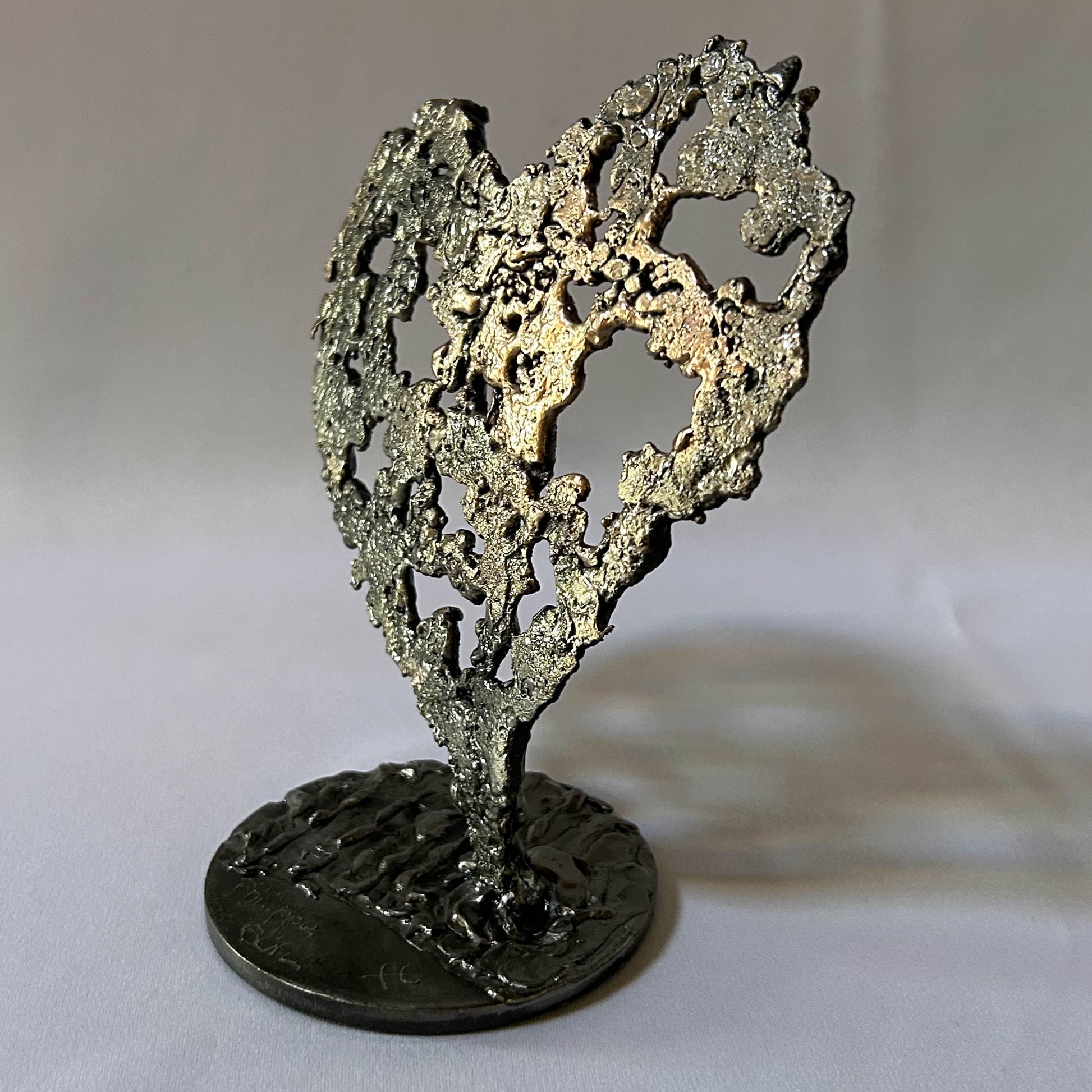 Sculpture de Philippe Buil représentant un coeur réalisée en dentelle de métal : acier et bronze