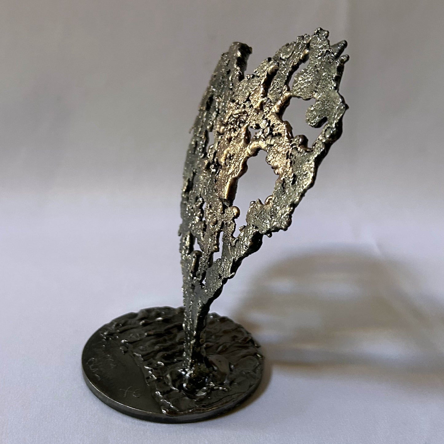 Sculpture de Philippe Buil représentant un coeur réalisée en dentelle de métal : acier et bronze